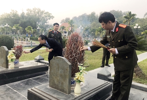 Báo CAND dâng hương tưởng niệm các Anh hùng liệt sỹ tại Nghĩa trang A1