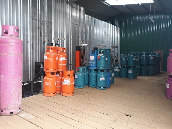 Quây tôn trên bãi đất trống san chiết gas trái phép quy mô lớn