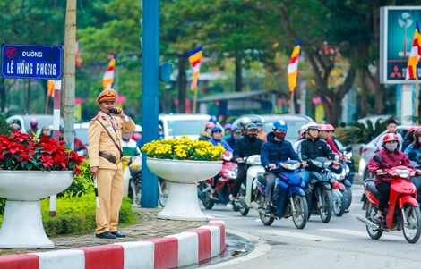 Công an TP Vinh huy động 100% quân số điều tiết giao thông những ngày cận Tết