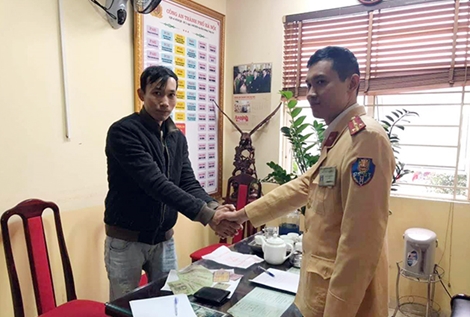 Kịp thời trả lại ví tiền cho nhân viên ship hàng về quê ăn Tết