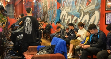 Thợ cắt tóc làm "không kịp thở" phục vụ thượng đế ngày cuối năm