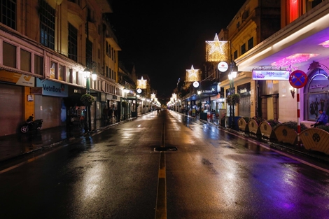 Tối 30 Tết, phố đi bộ hồ Gươm vắng hoe trước Giao thừa