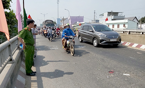 Một người nhập viện sau va chạm liên hoàn trên cầu Tân Hương