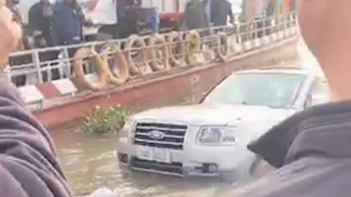 Xe ô tô rơi xuống sông khi qua phà