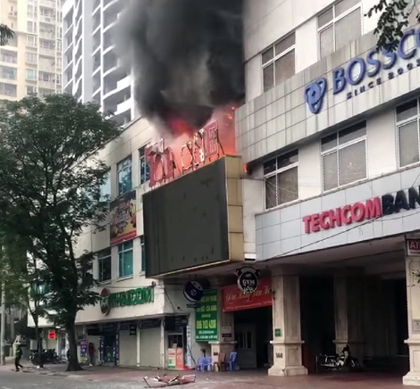 Khống chế đám cháy tại Karaoke Top One Ngọc Khánh 