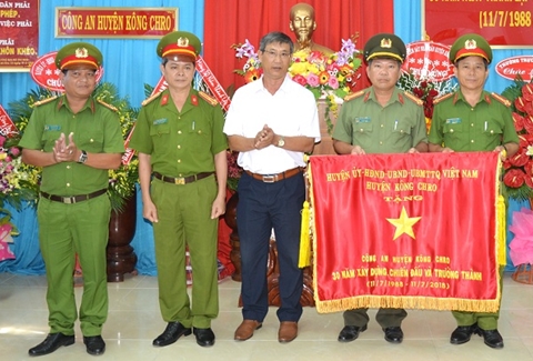 Người chỉ huy “truyền lửa” cho cán bộ, chiến sỹ