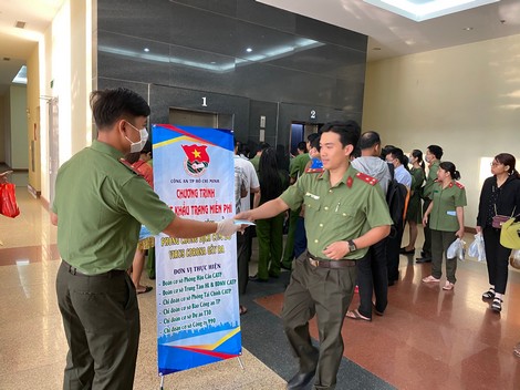 Nghĩa cử ấm lòng từ những chiếc khẩu trang miễn phí