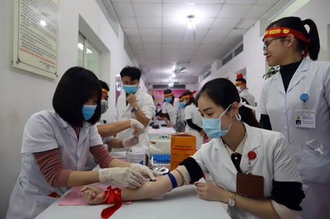 Giọt máu nghĩa tình của những chiến sĩ blouse trắng