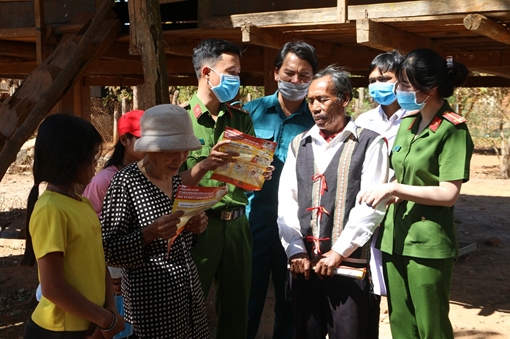 Công an giúp dân nâng cao kĩ năng phòng chống Covid-19 vùng dân tộc thiểu số