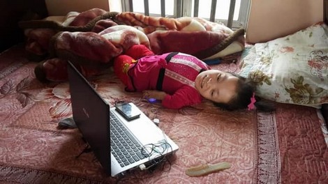 Nghị lực kiên cường của cô gái tật nguyền vẽ lên giấc mơ cuộc đời
