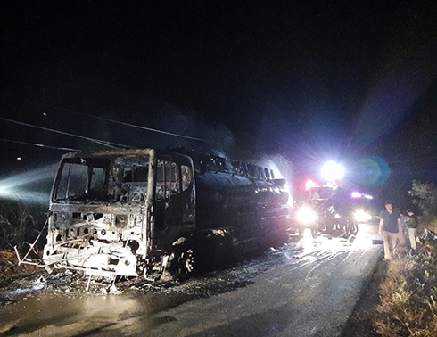 Kịp thời dập tắt đám cháy từ xe bồn chở 12.000 lít xăng