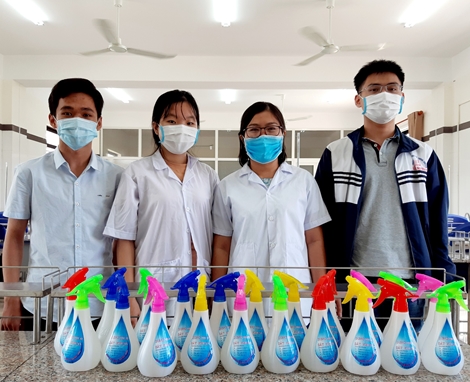 Thầy trò điều chế nước rửa tay diệt khuẩn chống lây nhiễm dịch COVID-19