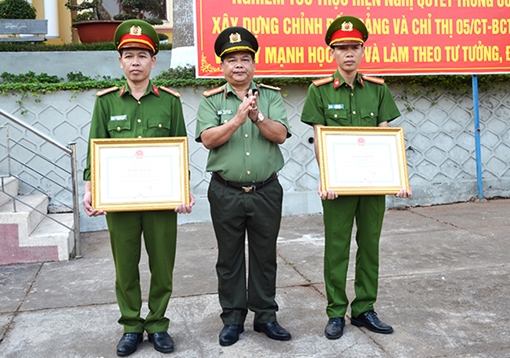 Trao Bằng khen cho các tập thể cá nhân công an tỉnh Gia Lai