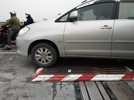 TNGT khiến 1 người tử vong, cầu Vĩnh Tuy tê liệt 