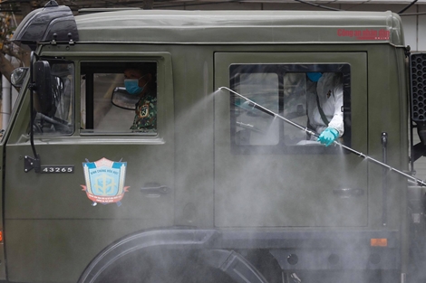 Khử trùng khu vực có ca COVID-19 thứ 17 ở Hà Nội