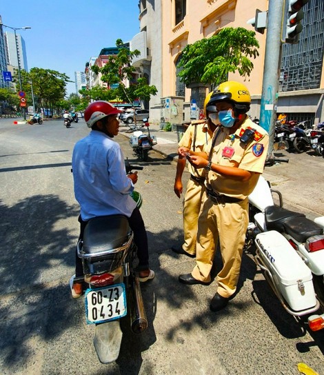 Tình người sau quyết định xử phạt vi phạm giao thông