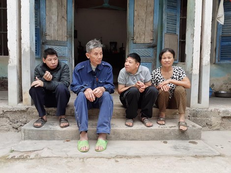 Xót xa cảnh cha mẹ già chăm 4 người con mắc bệnh nan y