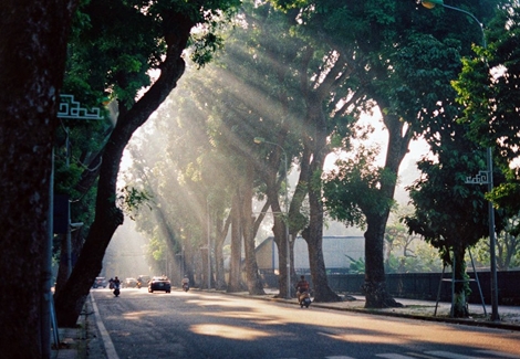 Cả nước ngày nắng, chiều tối mưa giông, đề phòng lốc, sét, mưa đá