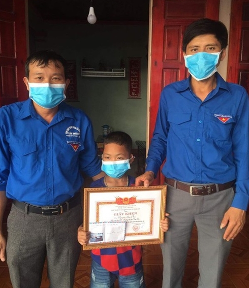 Tặng giấy khen cho học sinh lớp 3 dũng cảm cứu 2 bạn nhỏ khỏi đuối nước