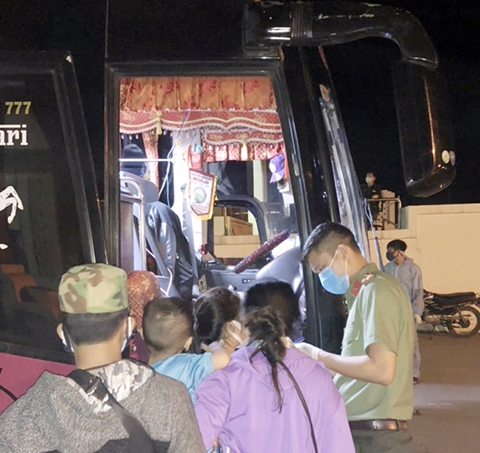 Trắng đêm phân luồng người nhập cảnh về điểm cách ly 