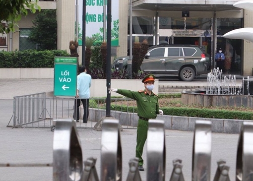 Công an cắm chốt, rà soát hàng quán quanh khu vực BV Bạch Mai