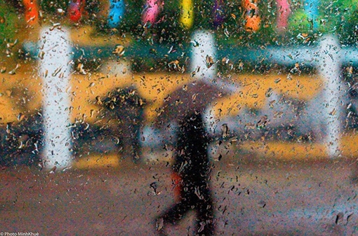 Miền bắc mưa rét sụt sùi, miền Nam nắng nóng