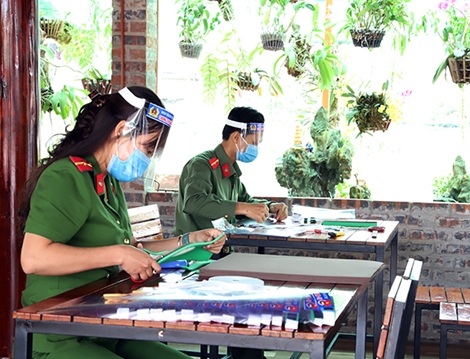 Thanh niên Công an huyện Đức Thọ làm mặt nạ phòng chống dịch COVID-19