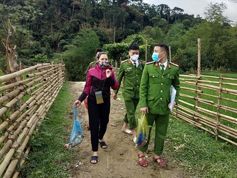 Công an xã chính quy bám cơ sở chung sức chống dịch