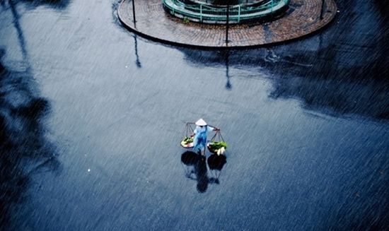 Hà Nội mưa rét dầm dề cả ngày, trời lạnh 17 độ C