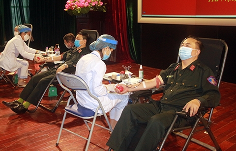 Tư lệnh CSCĐ cùng cán bộ, chiến sĩ tham gia hiến máu tình nguyện