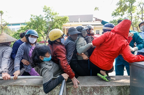 Nhiều người thiếu ý thức chen nhau lấy gạo miễn phí