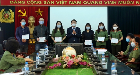 Trao 33 suất quà tặng phóng viên Báo CAND tích cực trong công tác tuyên truyền phòng, chống dịch 