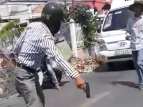 Va chạm giao thông, rút súng nhựa ra hăm dọa