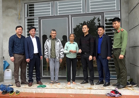 Trao nhà tình nghĩa cho gia đình có hoàn cảnh đặc biệt khó khăn.