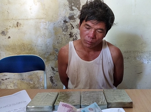 Bắt giữ đối tượng mua bán trái phép 4 bánh heroin