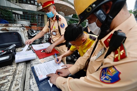 Uống rượu bia từ tối hôm trước, hôm sau vẫn… bị phạt gần 5 triệu