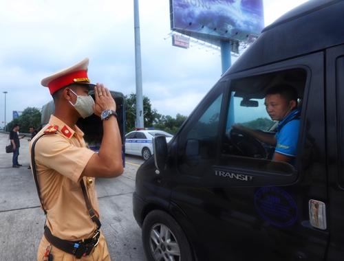 Ra quân tổng kiểm soát phương tiện giao thông đường bộ trên cả nước