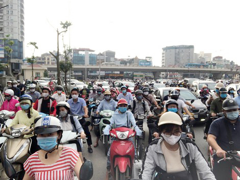 Có cần quy định xe máy lưu thông phải bật đèn nhận diện?