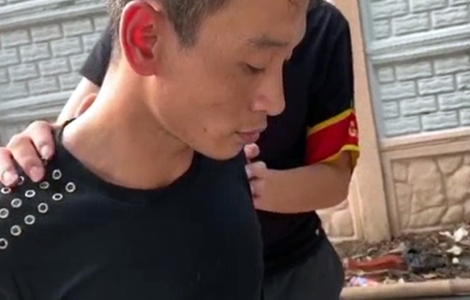 Vén áo tự tin khoe mình sạch, gã trai lộ ma túy trong gót giày