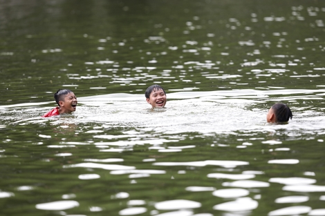 Trẻ em Hà Nội tắm giải nhiệt ở ao làng nghìn năm tuổi
