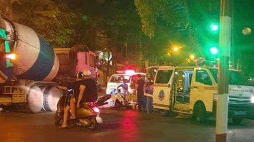 Va chạm với xe tải, 2 thanh niên đi xe máy không biển số nhập viện