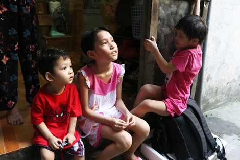 Xót xa cảnh 3 đứa trẻ “vô thừa nhận”