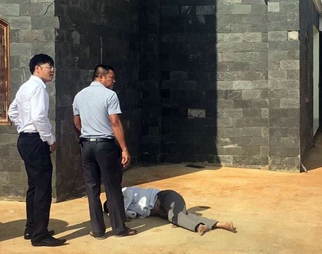 Sau khi nghe tuyên án, bị cáo nhảy lầu tự tử