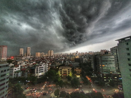 Hà Nội nắng như đổ lửa, chiều tối cảnh báo giông lốc, mưa đá