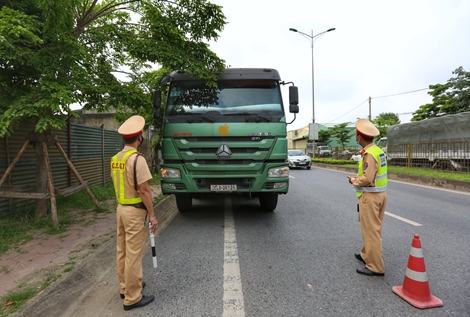 CSGT tuần lưu xử lý xe quá tốc độ, cơi nới thùng xe