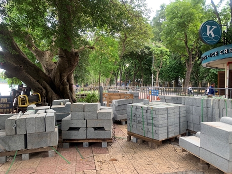 Vỉa hè hồ gươm được thay "áo mới" bằng đá hoa cương