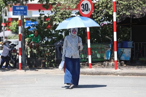 Bắc và Trung Bộ ngày nắng rát người, chiều tối mưa giông