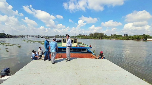 Bắt nhóm đối tượng khai thác cát trái phép sông Vàm Cỏ Đông