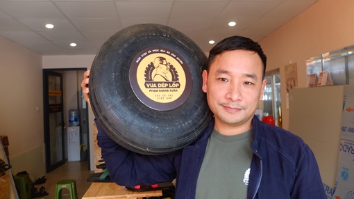 Chàng kỹ sư bỏ nghề để làm "sống lại" đôi dép cao su