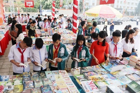  Phát triển văn hóa, con người là nhiệm vụ quan trọng, thường xuyên của cả hệ thống chính trị